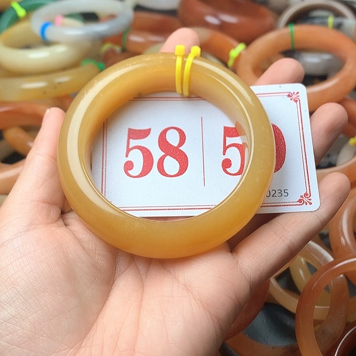 未镶嵌石英质玉（黄龙玉）手镯