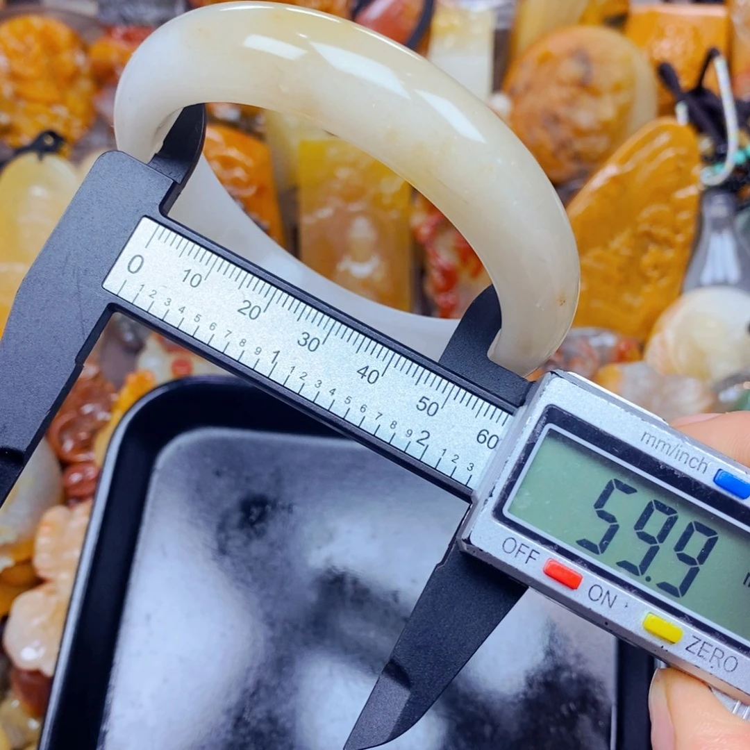 石英质玉（黄龙玉）未镶嵌颈饰