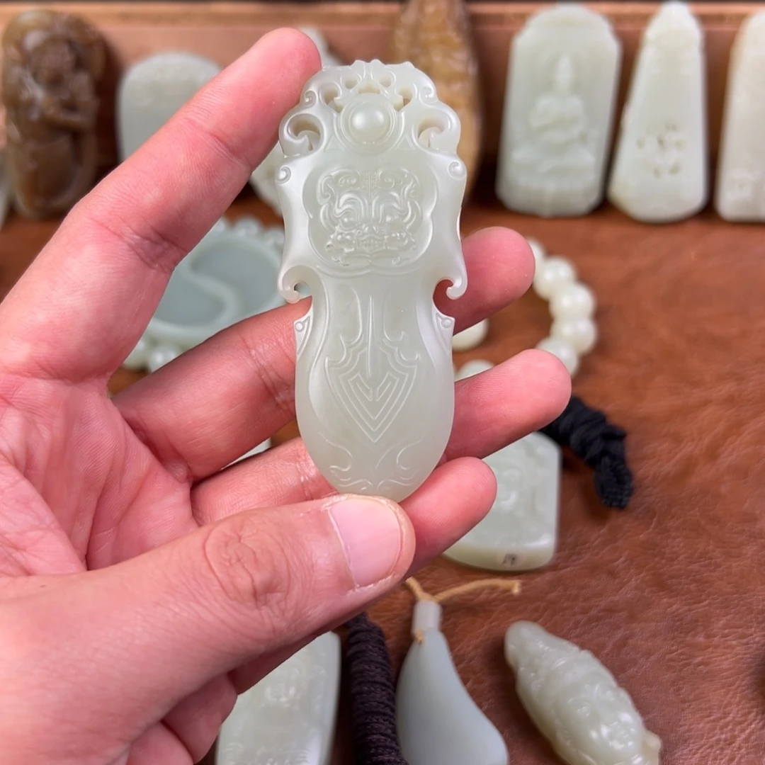 ****7和田玉（青白玉）未镶嵌颈饰