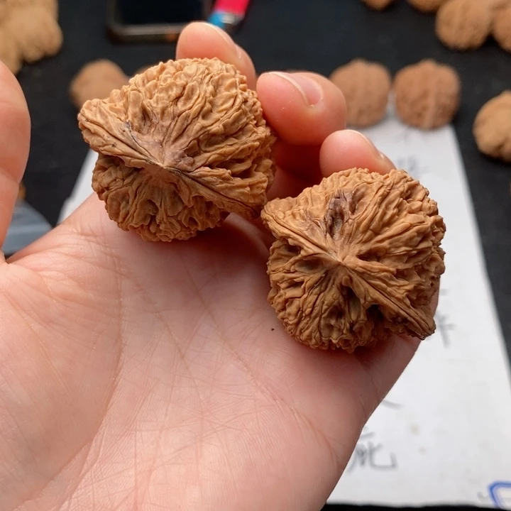 文玩核桃吊坠用**琦660。41南疆石有黄阴皮