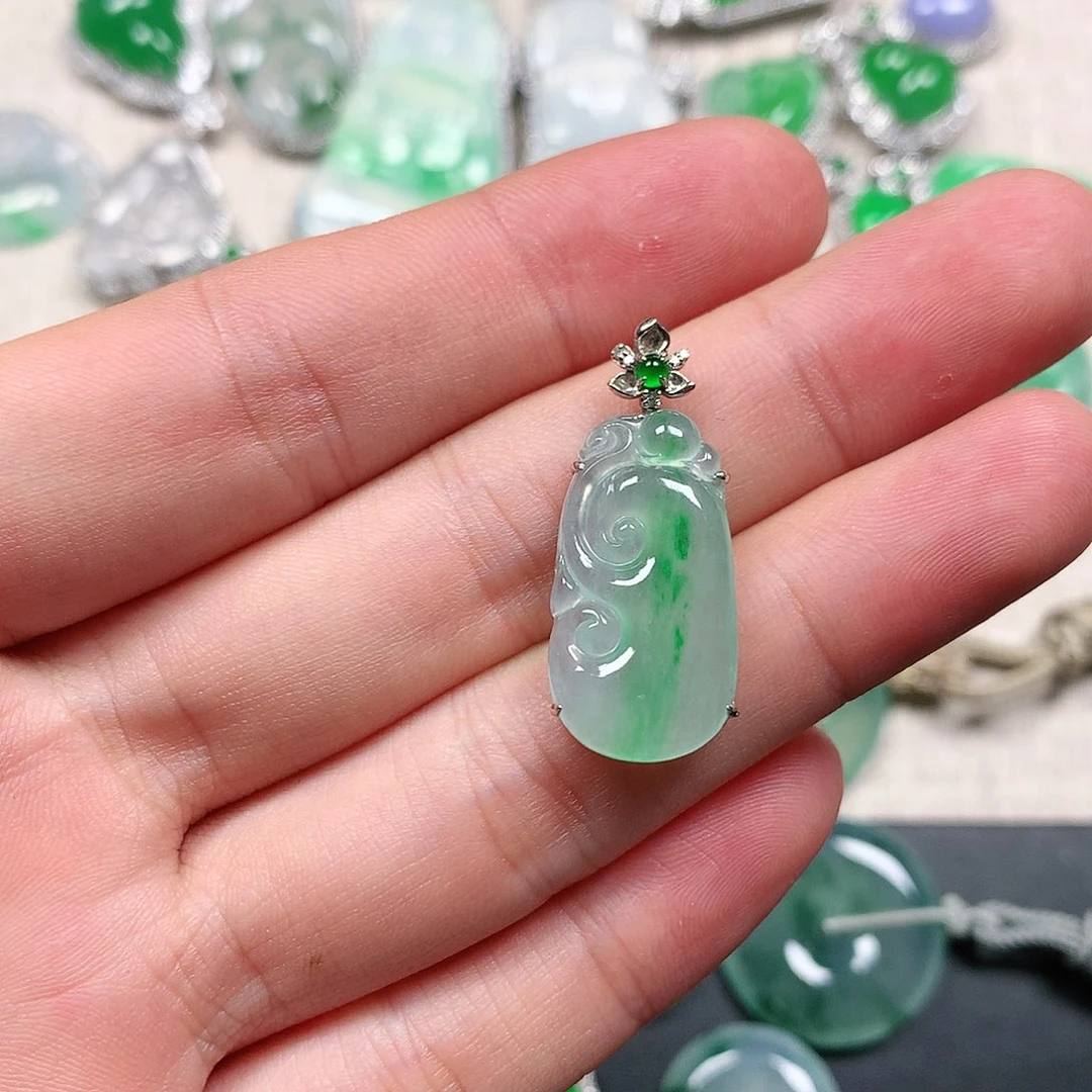 翡翠18K金镶嵌颈饰挂件