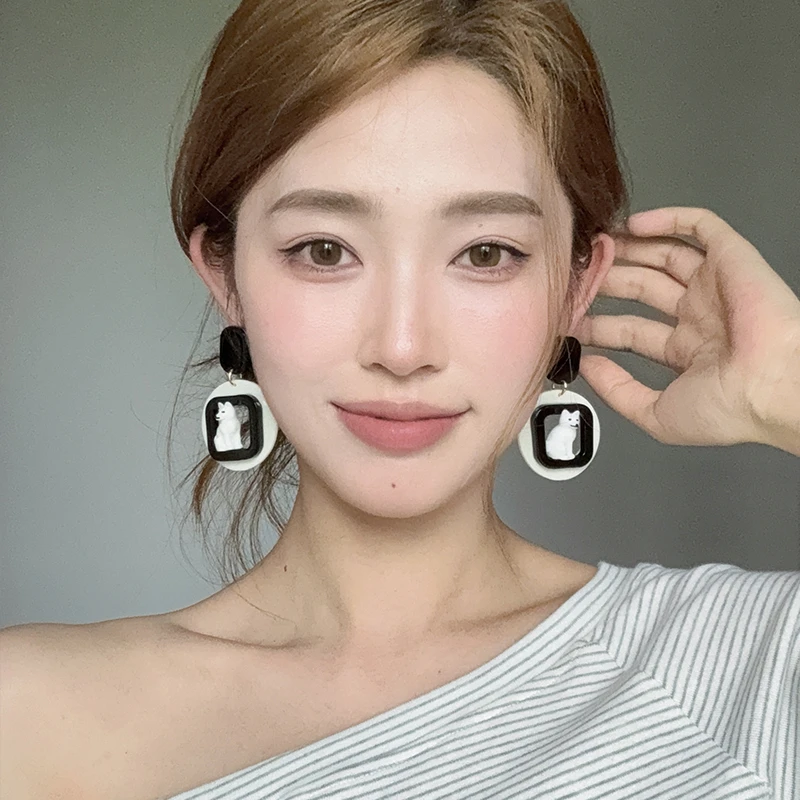 oushipei/欧诗佩 铜合金亚克力耳饰 个性独特设计感白色狗狗耳环