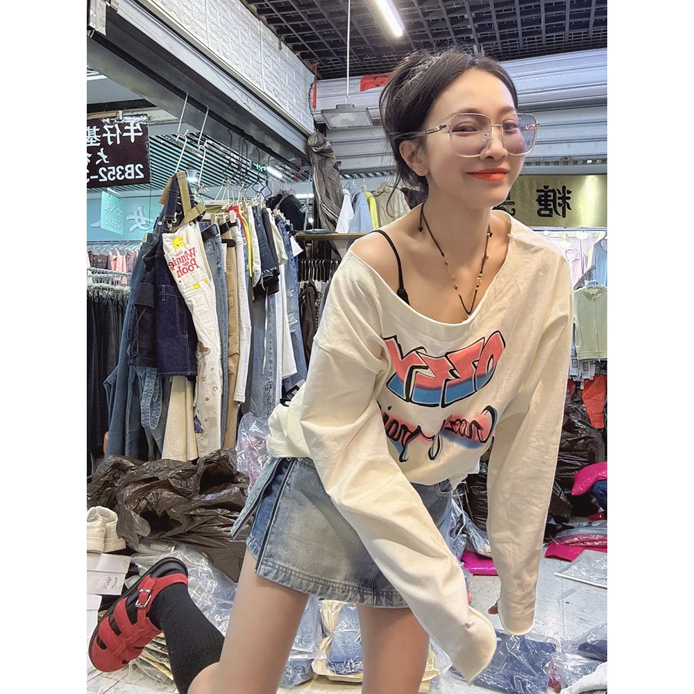 欧货2025秋季新款奶油色字母印花斜领T恤女宽松显瘦套头小众上衣