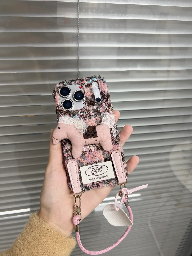 小众绒布紫棕粉格纹标签手机壳适用于苹果17/16/15/14/13promax