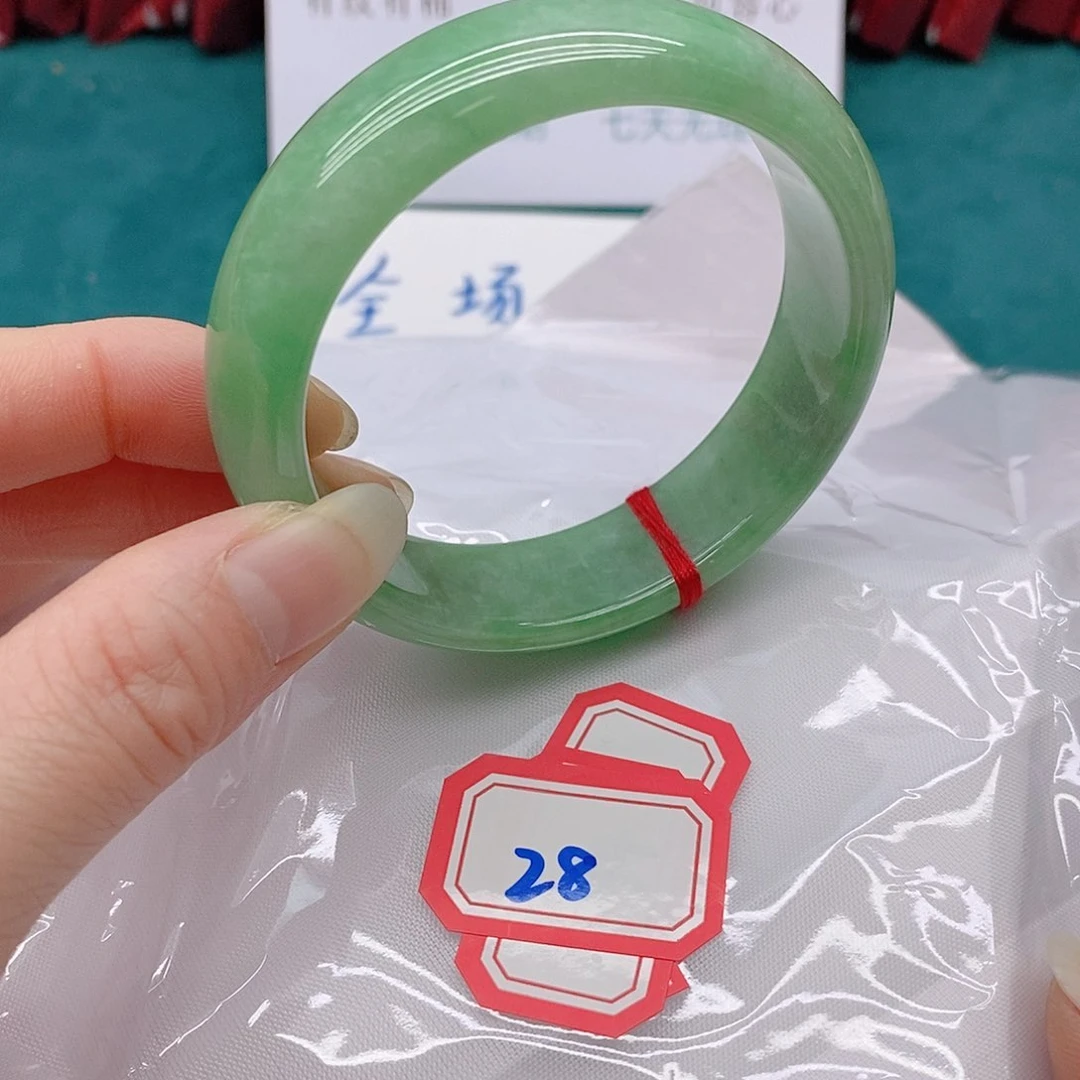 翡翠手镯未镶嵌?**?2888888888