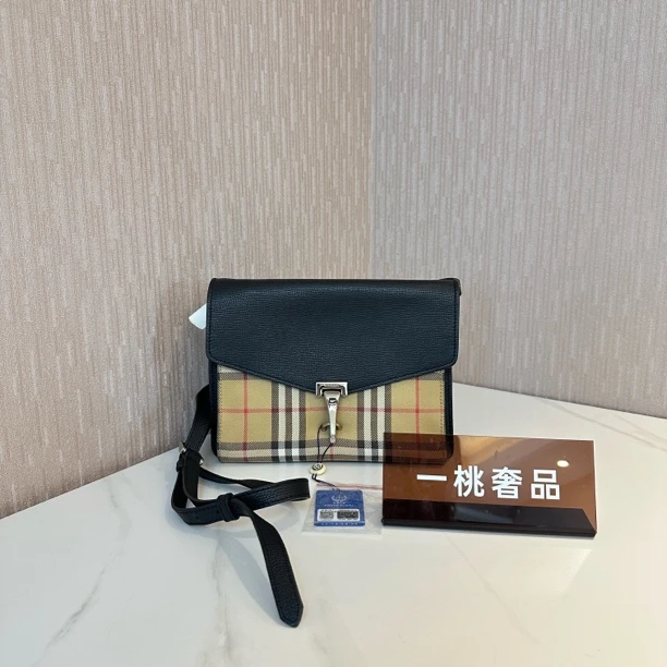 95新 BURBERRY/博柏利 一桃/巴宝莉 pvc拼皮信封斜挎