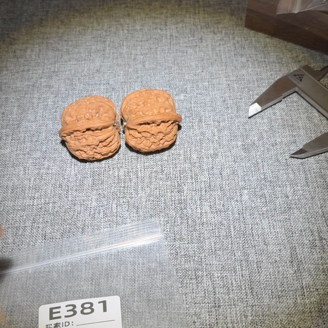 文玩核桃吊坠白狮子381