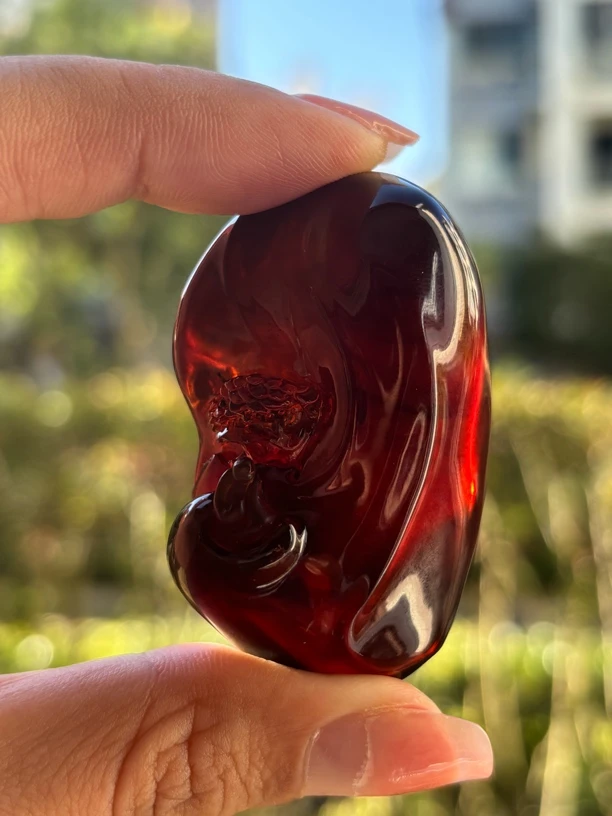 缅甸琥珀棕血珀大师工佛手悟道吊坠，色泽浑厚，如需打孔不退换