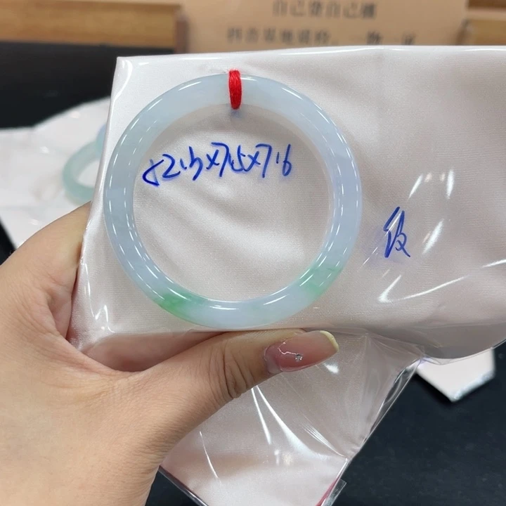 翡翠手镯未镶嵌翡翠