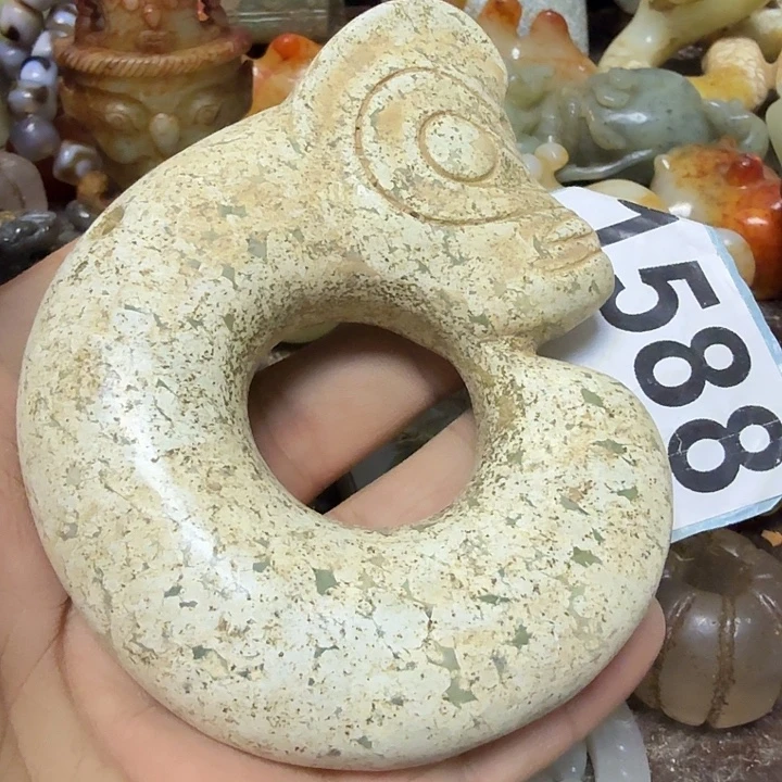 透闪石-蛇纹石玉未镶嵌颈饰