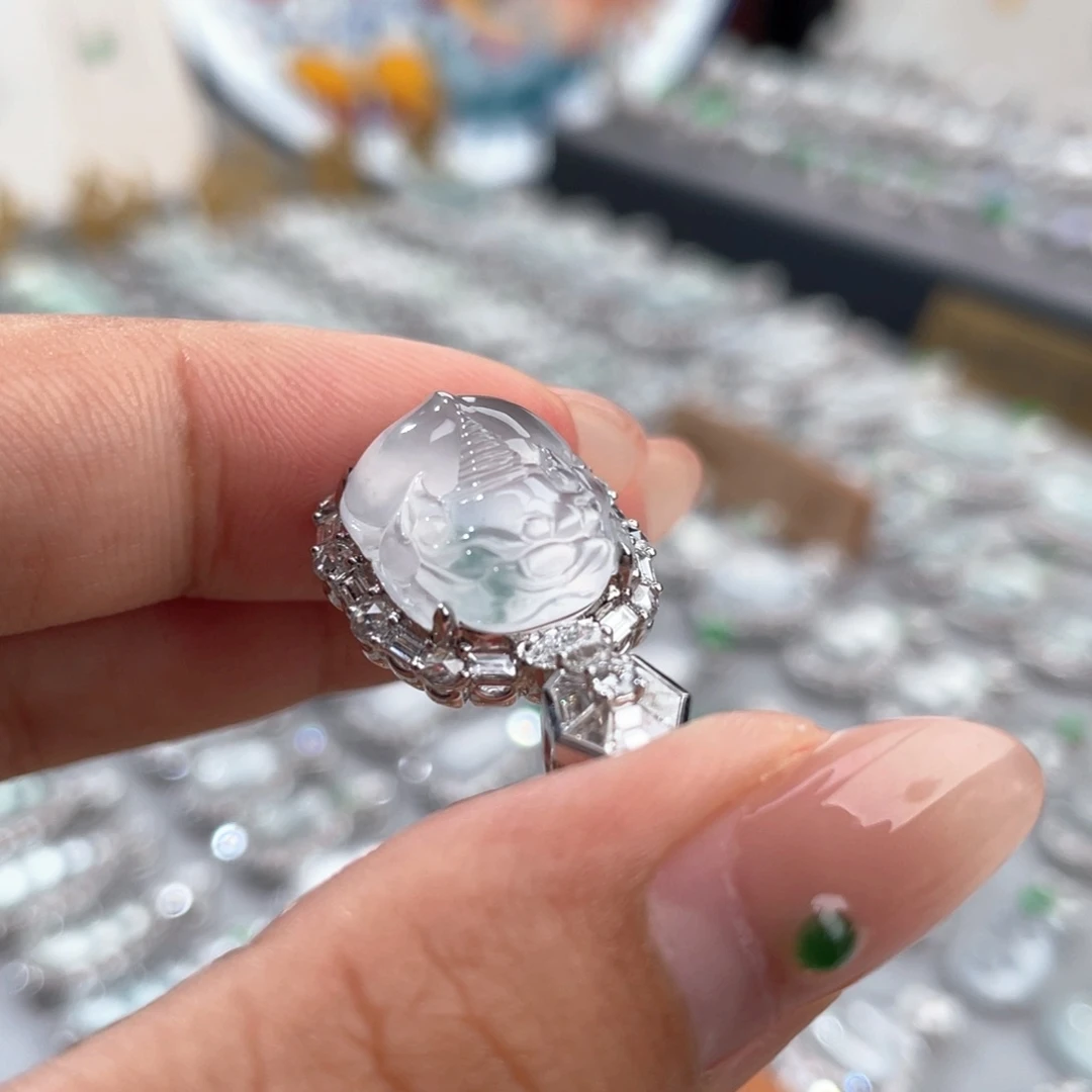 翡翠18K金镶嵌颈饰貔貅