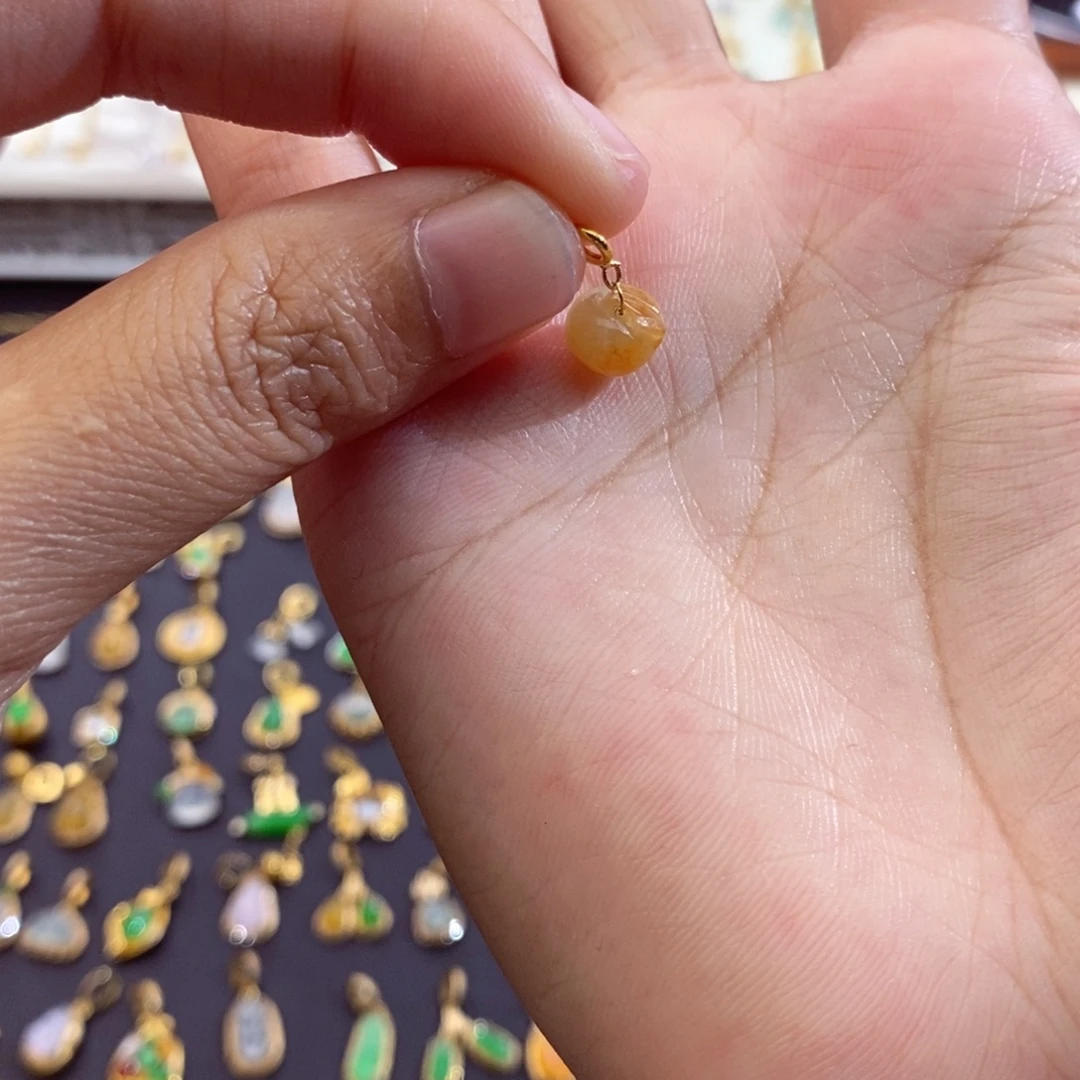 金***！翡翠18K金镶嵌颈饰翡翠