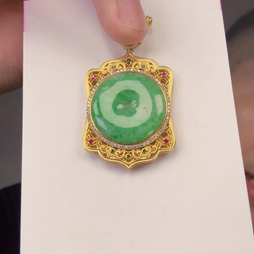 翡翠未镶嵌颈饰一件