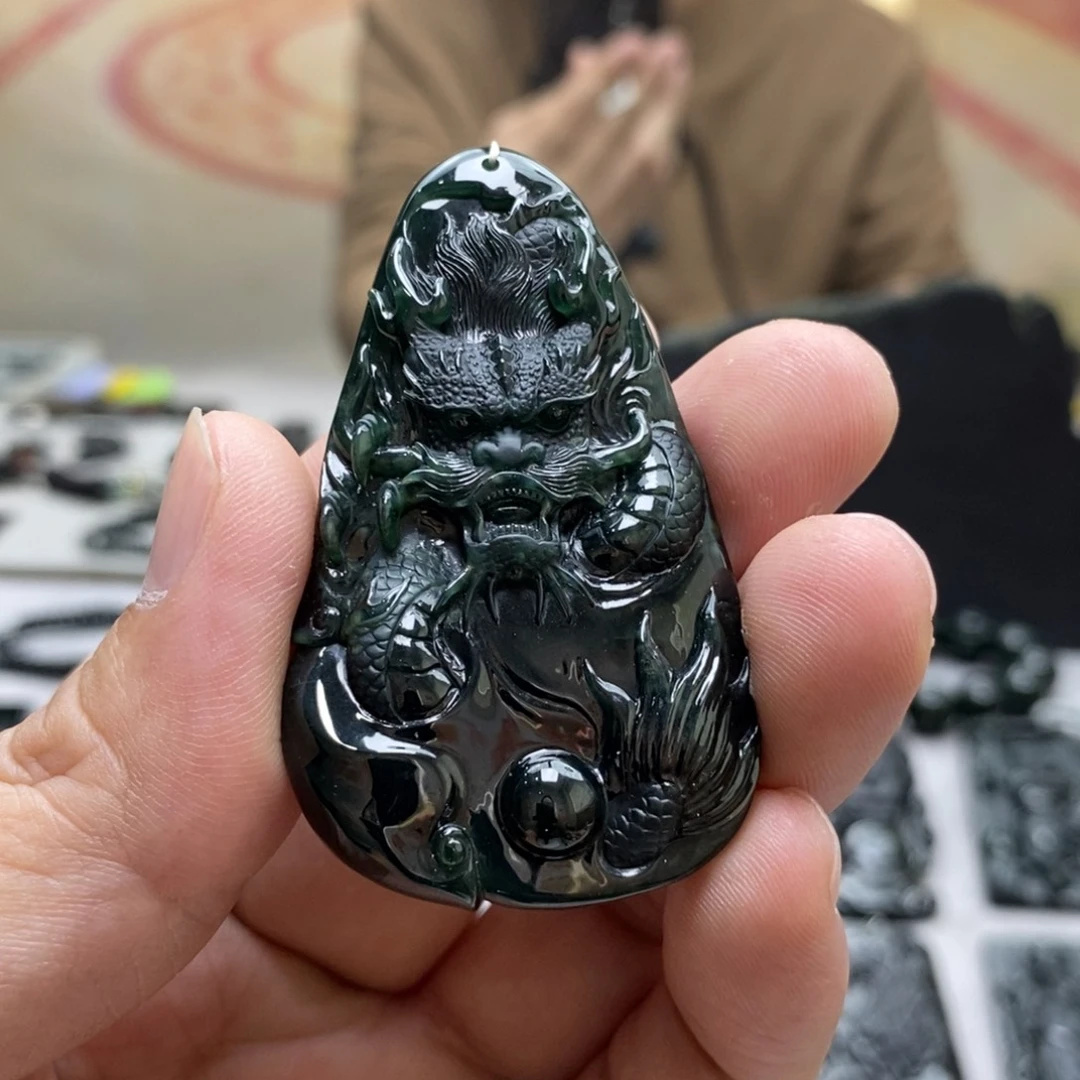 翡翠未镶嵌颈饰龙牌