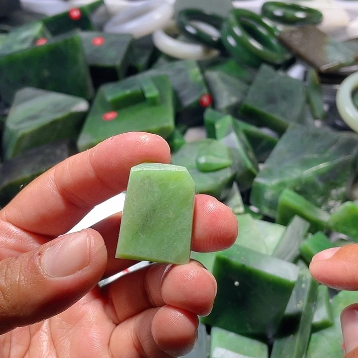 和田玉（碧玉）未镶嵌珠宝奇石