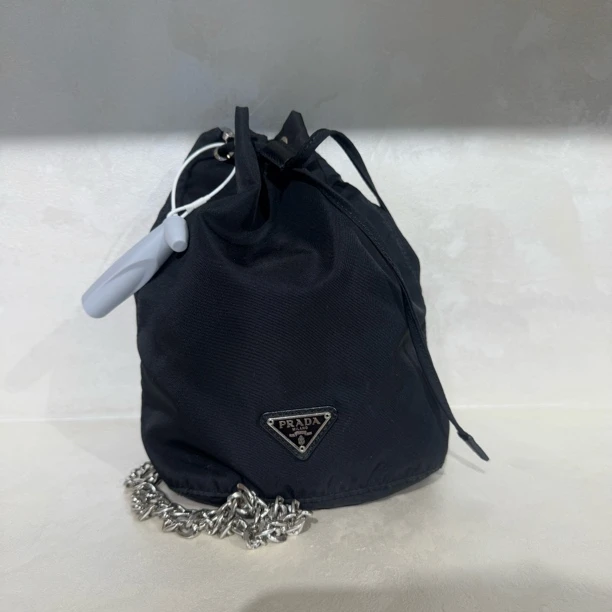 95新 Prada/普拉达 经典黑色水桶包单肩手提多功能时尚百搭