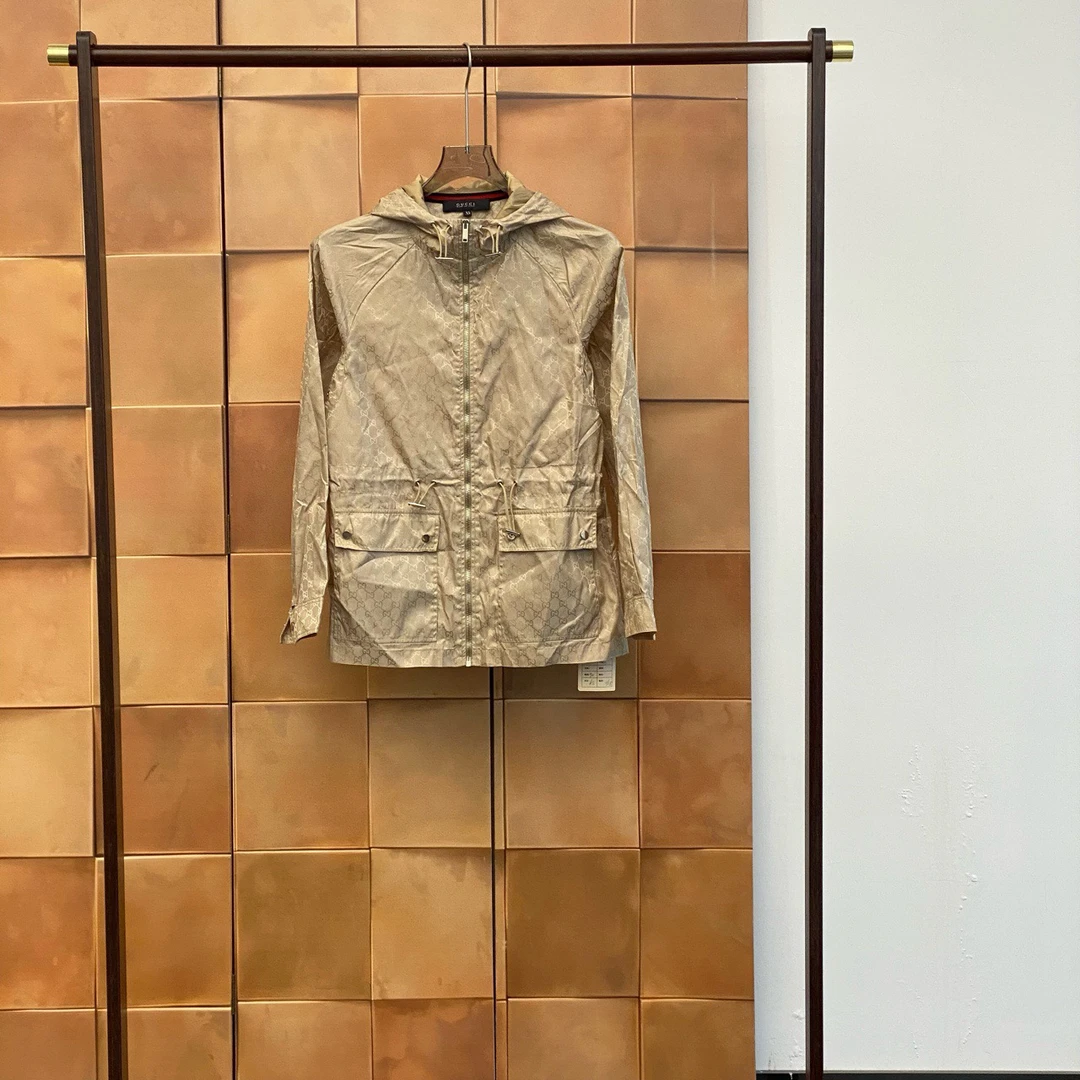 Gucci香槟色老花满印连帽冲锋衣/xs码/99新/29253