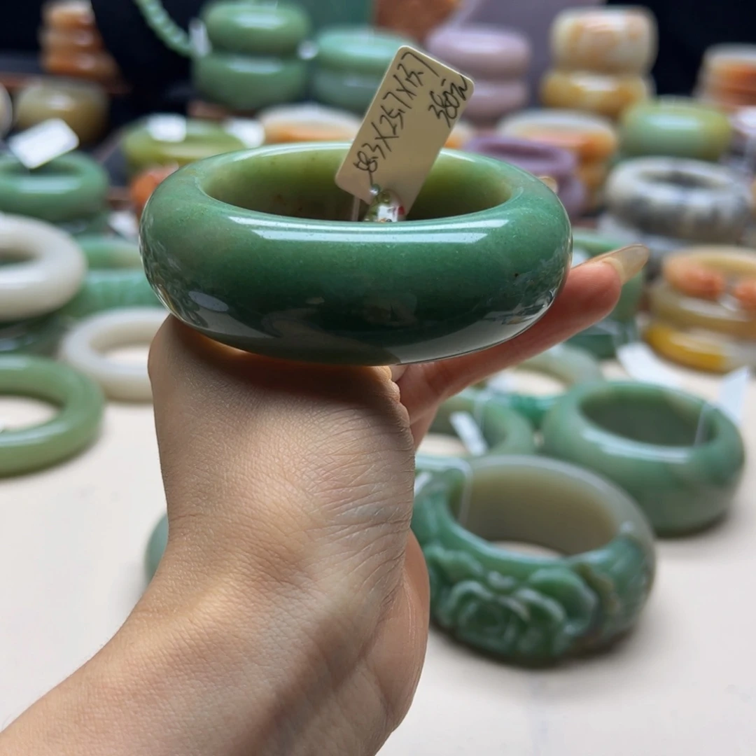 L***L未镶嵌手镯石英质玉