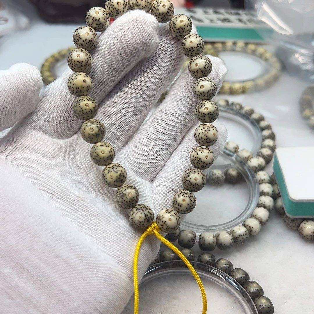 吊坠星月菩提10圆珠手持 青花桌上