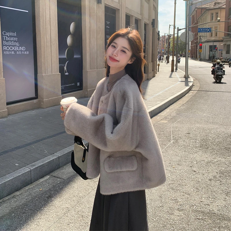 毛绒绒皮毛一体外套女2025冬季新款慵懒风保暖加厚羊羔毛短款大衣