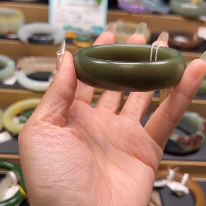 茵***子未镶嵌手镯和田玉