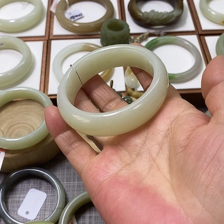 和田玉未镶嵌手镯