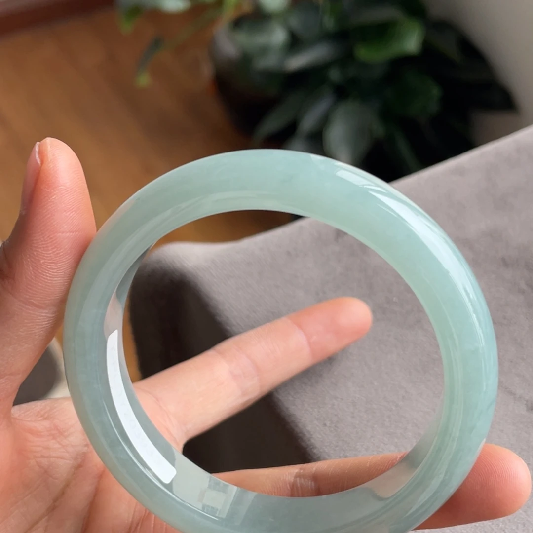 翡翠未镶嵌手镯湖水绿