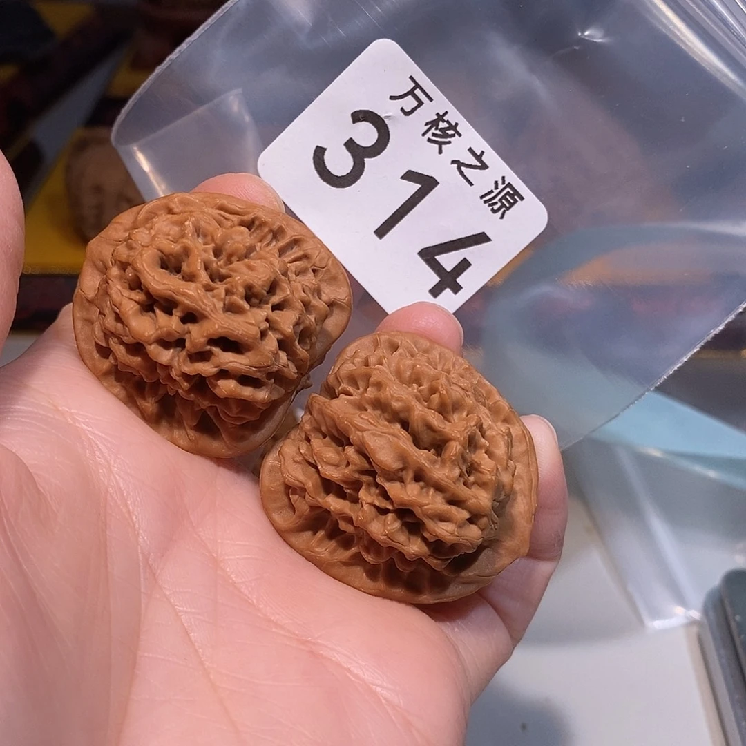 张***柔文玩核桃吊坠36秦闷……珊瑚纹……