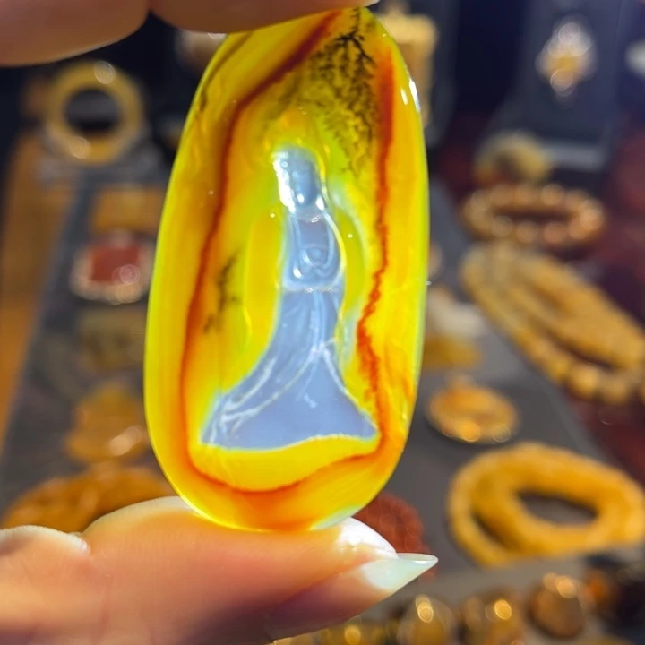 未镶嵌石英质玉（黄龙玉）颈饰