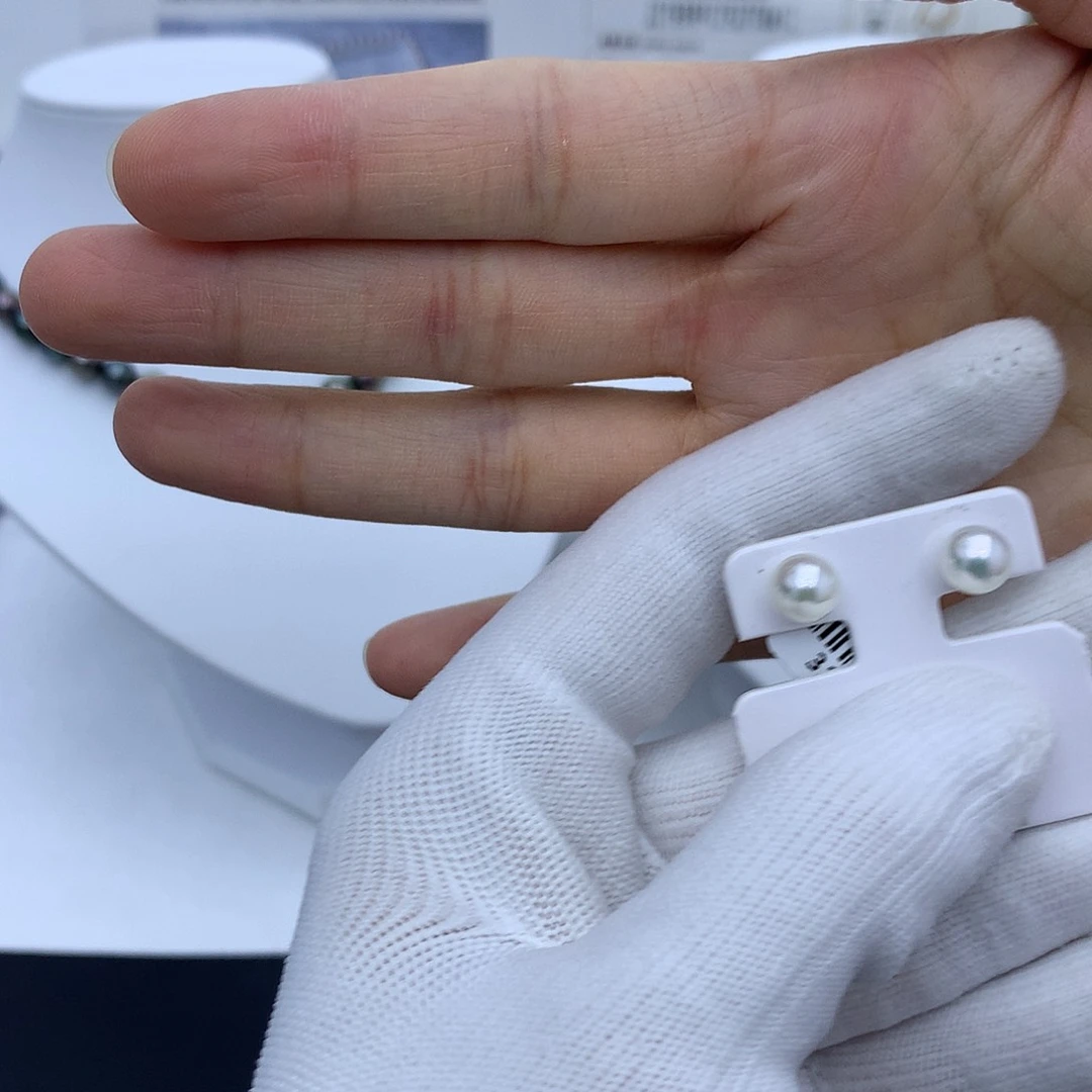 18K金镶嵌海水珍珠耳饰