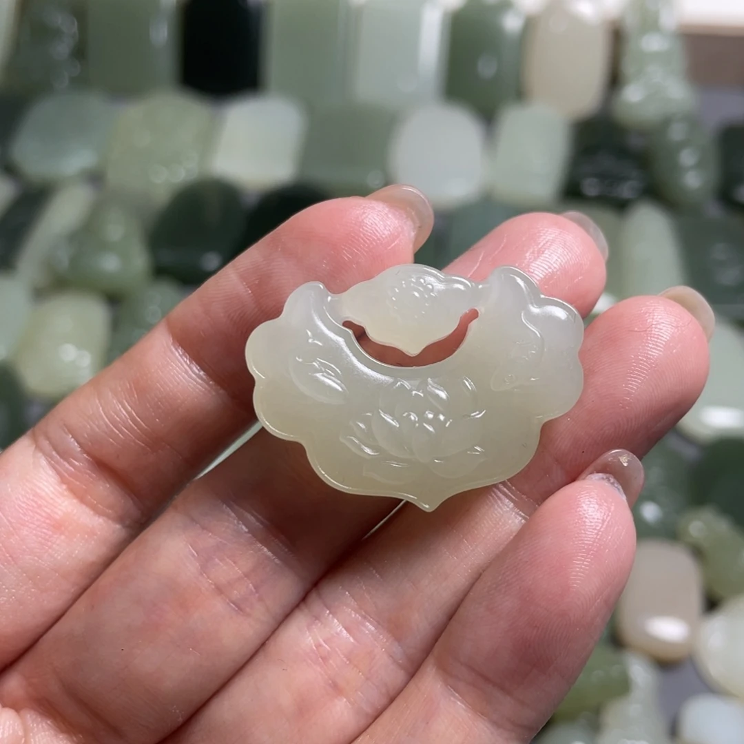 和田玉未镶嵌颈饰咖****椒