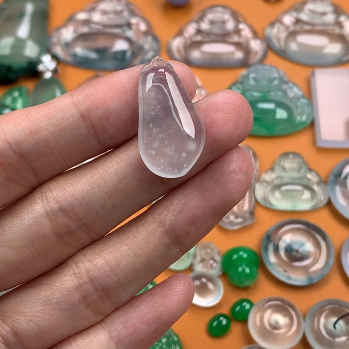 翡翠挂件未镶嵌….