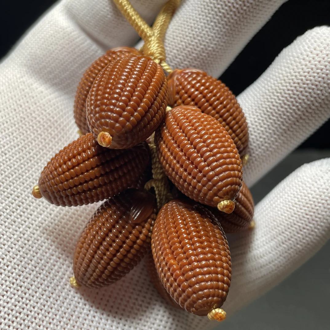 【葡萄串】橄榄核玉米造型10颗，尺寸1.6*2.6。外型逼真，雕工细致。