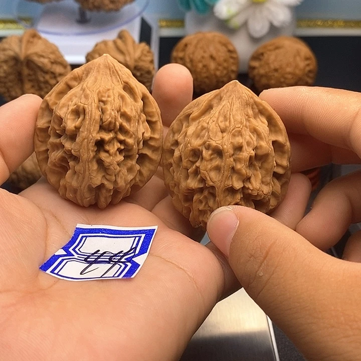 莫***程把件文玩核桃43鸡心