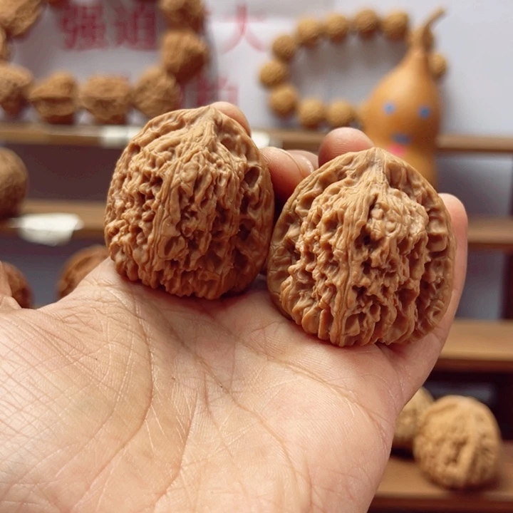 闪***客涿鹿南疆石文玩核桃