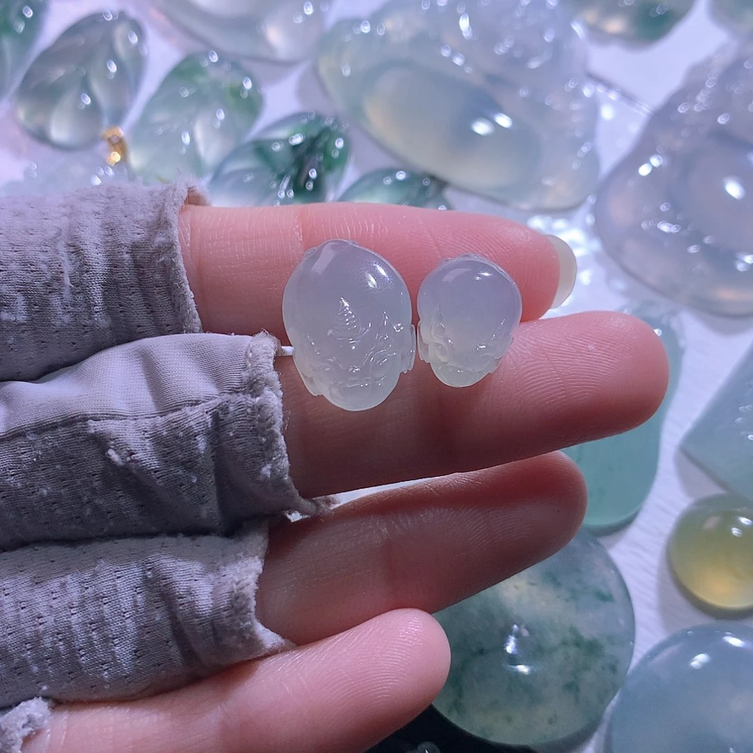 翡翠未镶嵌颈饰一对