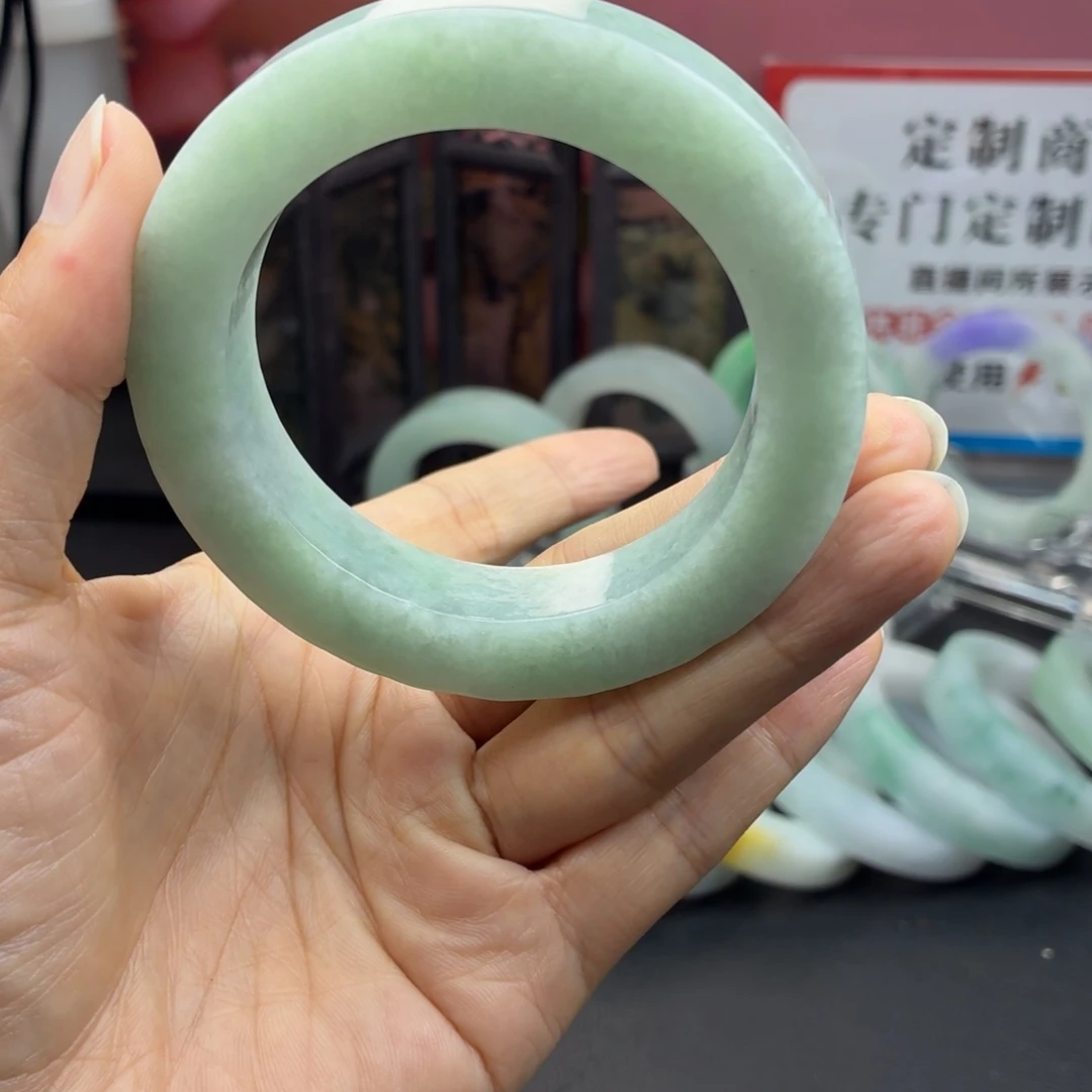 邵***悦定制翡翠未镶嵌手镯