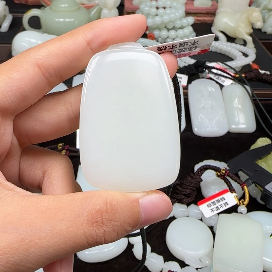 善***佑未镶嵌和田玉挂件