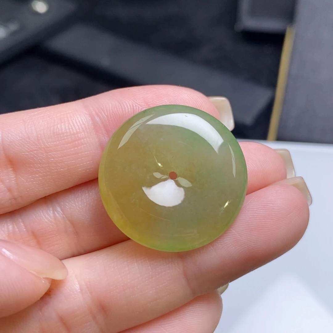 翡翠未镶嵌颈饰黄加绿平安扣（26.1/5.5）