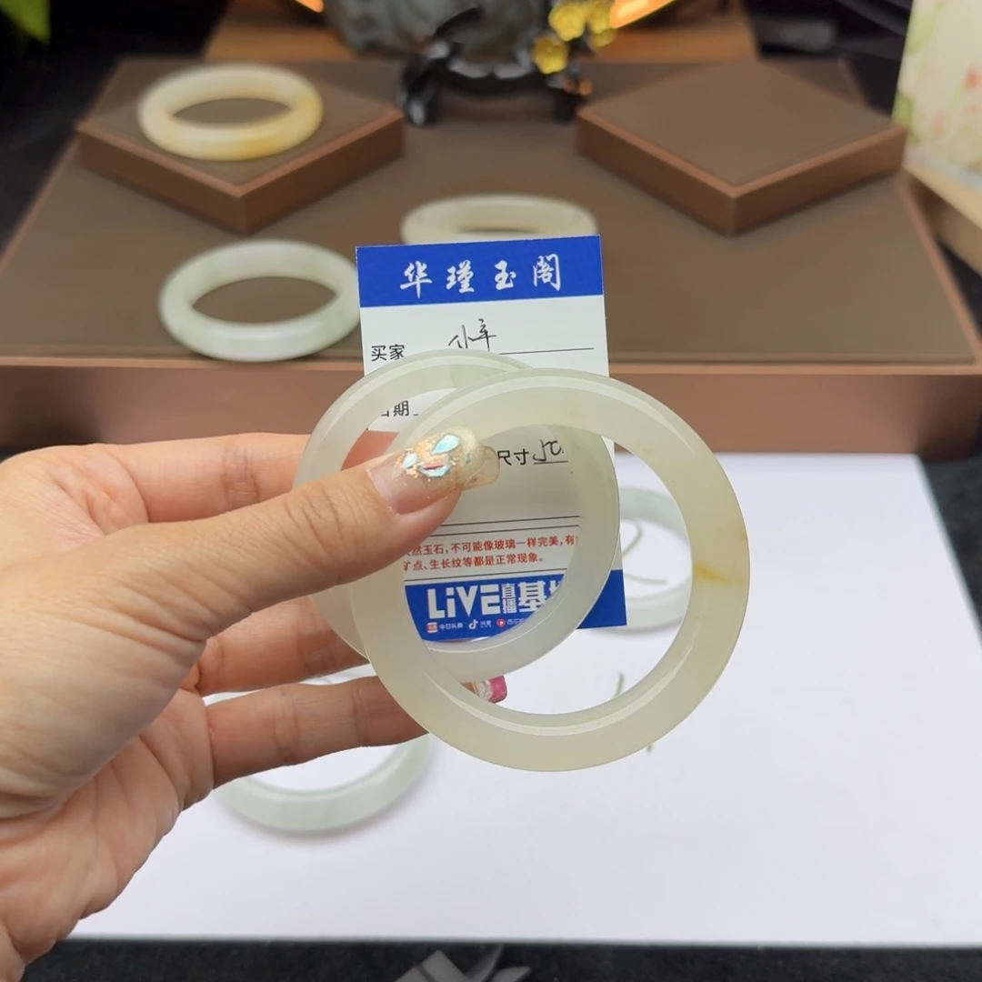 石英质玉手镯未镶嵌一****?