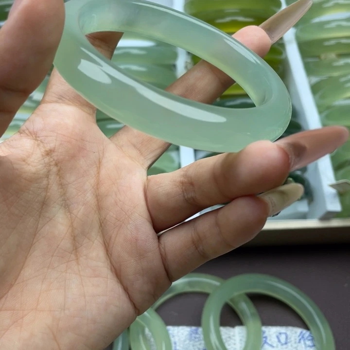 站***动未镶嵌蛇纹石玉手镯