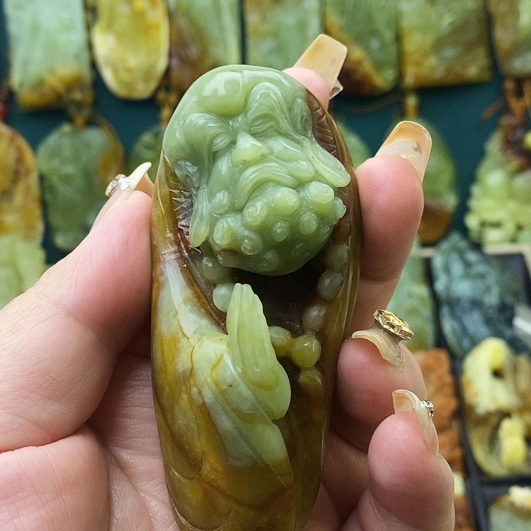 蛇纹石玉未镶嵌颈饰达摩手把
