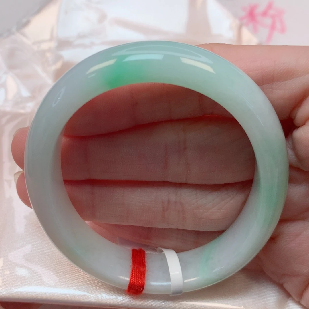 翡翠手镯未镶嵌56贵妃 白底飘果绿 细腻无纹裂