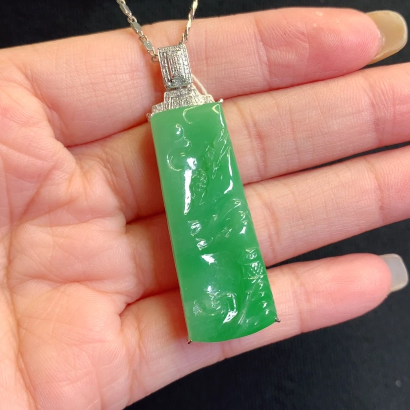 【闪购商品】颈饰18K金镶嵌翡翠山水牌