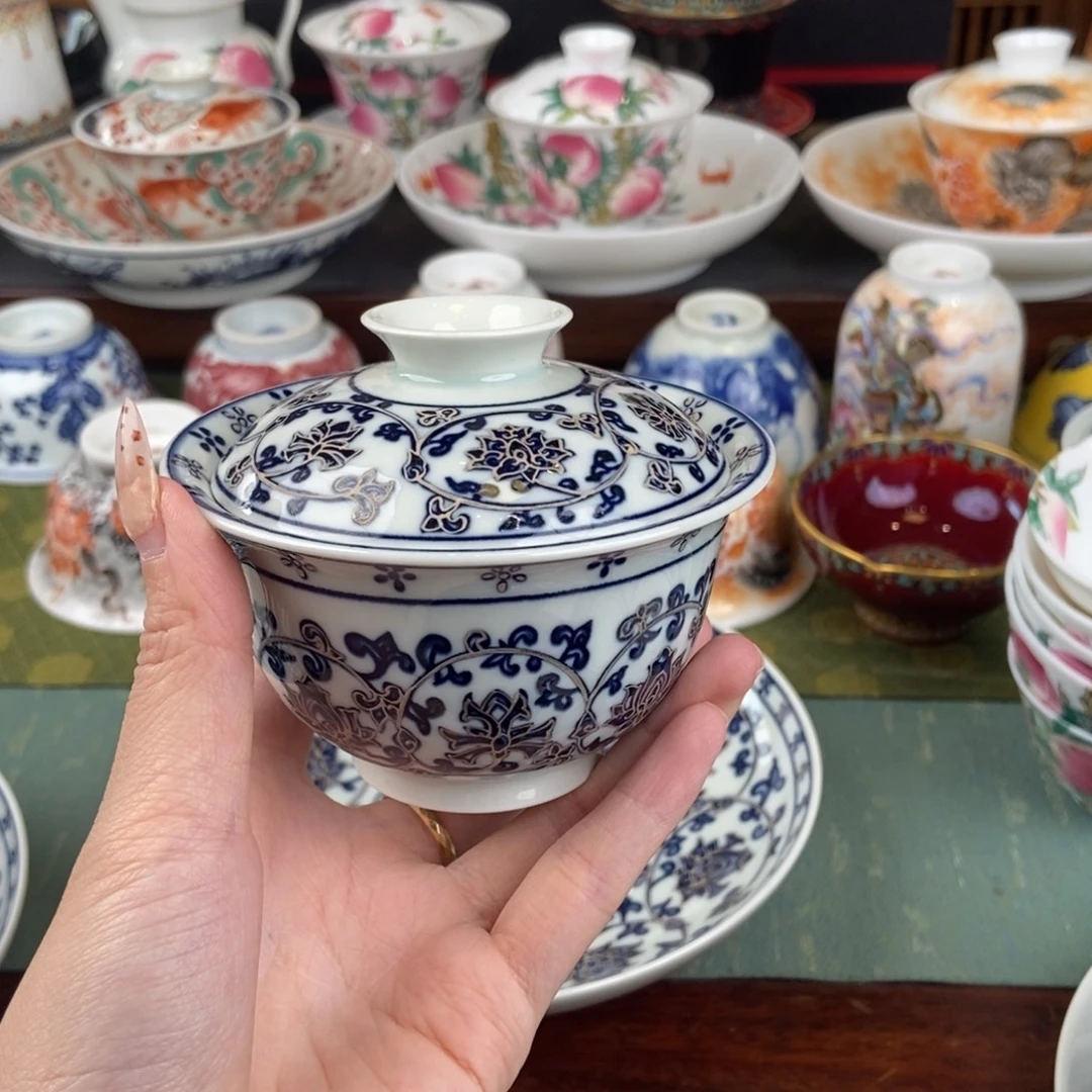 陶瓷的杯子里有很多人