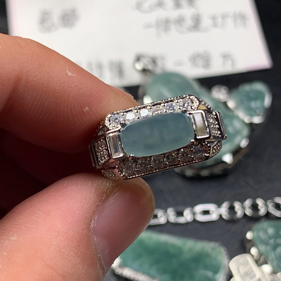 颈饰未镶嵌翡翠马鞍戒指