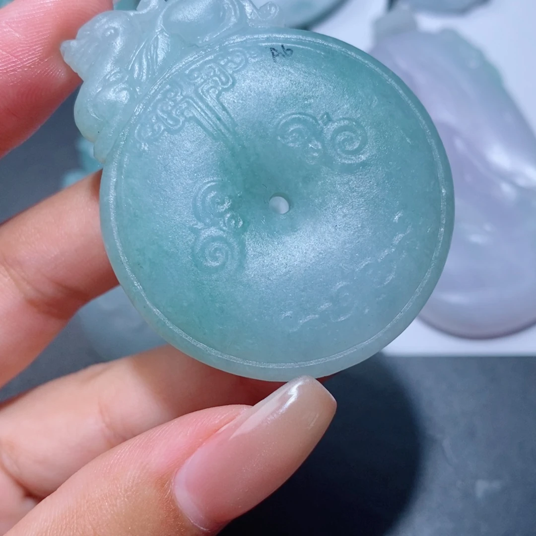 绿***山定制翡翠未镶嵌定制翡翠毛货挂件