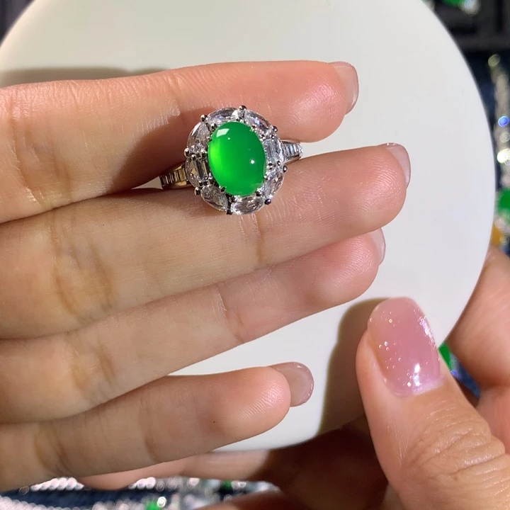 翡翠18K金镶嵌戒指冰阳绿蛋面戒指