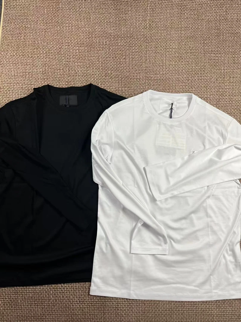 普普通通常规版型基础丝光胸标长袖圆领T