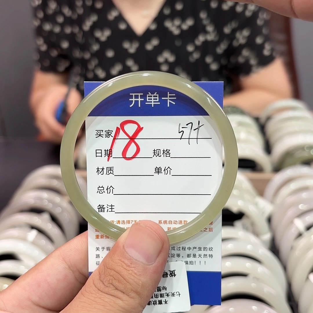 和田玉手镯未镶嵌暖**?